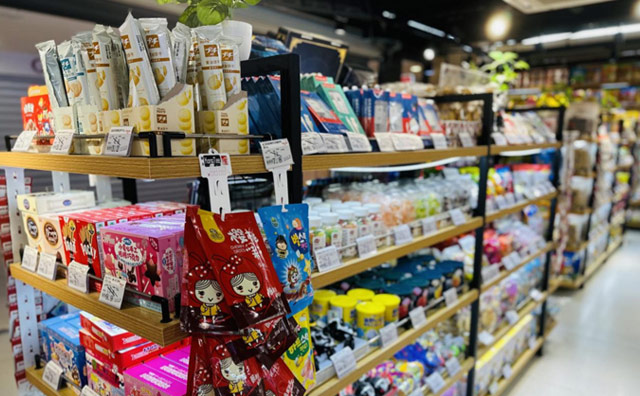 熱情肯干，走出生活困境，龐女士選擇怡佳仁零食店加盟品牌后的成功之路