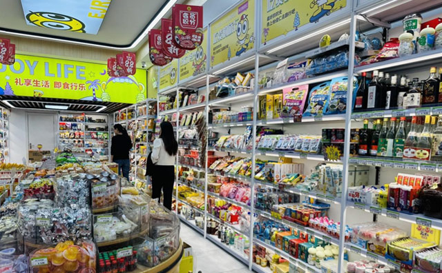 知曉度和市場(chǎng)優(yōu)勢(shì)，吳女士選擇怡佳仁零食店加盟品牌，事業(yè)蛻變