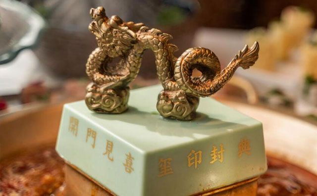 來(lái)朝天門(mén)吃火鍋，感受火鍋界的顏值天花板！