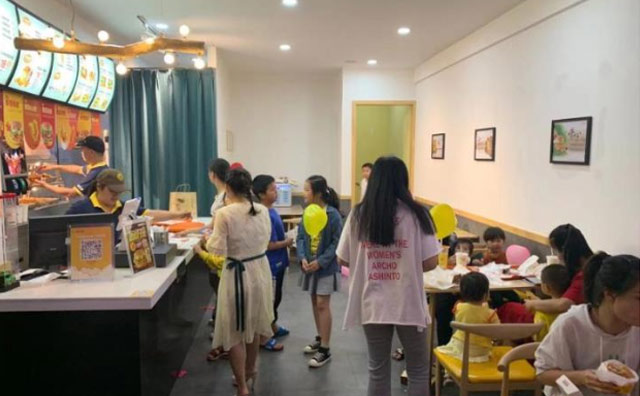 拎包輕松開店，快樂星漢堡好評如潮！