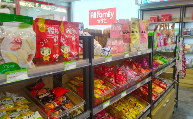 看懂這兩個地方的選址，對開怡佳仁零食店加盟