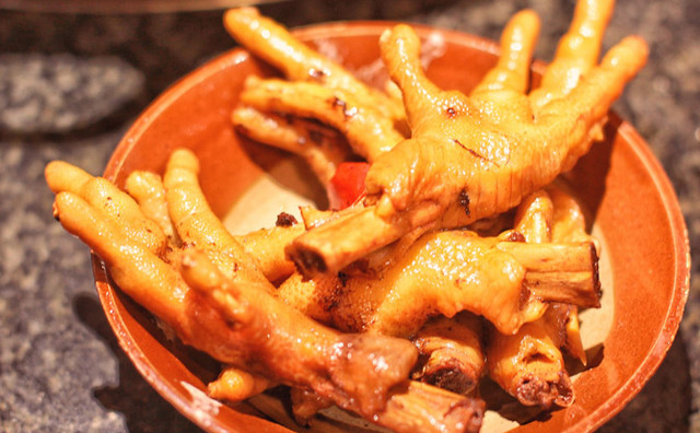 小吃店在市場上的經(jīng)營方向是怎樣的，雖然有不少的經(jīng)營者已經(jīng)在經(jīng)營著小吃店，但是對于一個新手而言，這些都是陌生的。經(jīng)營者需要先摸清楚市場行情，選擇判斷與明確所希望開展經(jīng)營的小吃店的要求是怎樣的。