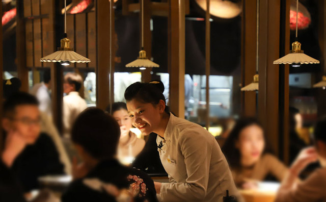 論一個(gè)好的餐飲服務(wù)員對(duì)餐飲店的重要性 論一個(gè)好的餐飲服務(wù)員對(duì)餐飲店的重要性