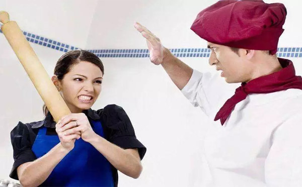 餐飲店長(zhǎng)和廚師長(zhǎng)鬧矛盾，前廳后廚到底應(yīng)該誰聽誰