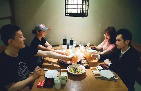 顧客借手機(jī)充電器，四個(gè)餐廳服務(wù)員不同的反應(yīng)