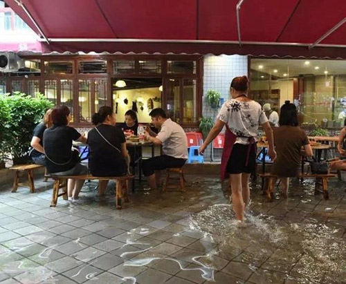 重慶現(xiàn)水池火鍋店，客人可泡著腳涮火鍋