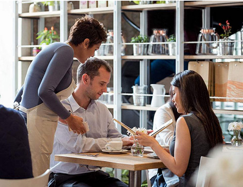 餐廳服務(wù)員必須掌握的說(shuō)服顧客的技巧 餐廳服務(wù)員必須掌握的說(shuō)服顧客的技巧