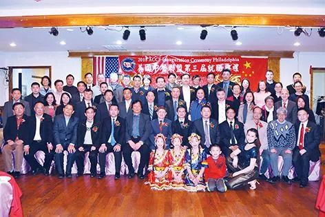 慶功宴后，部份與會嘉賓和費城當?shù)亓x工合影留念