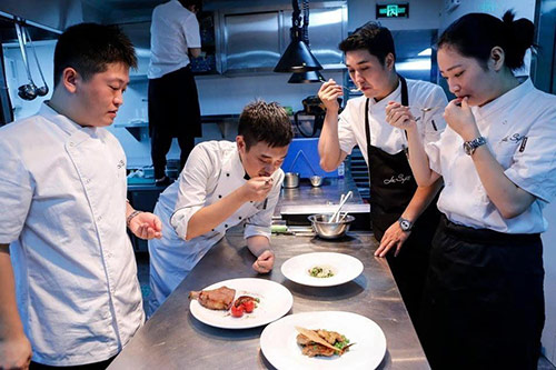 教你幾招如何培養(yǎng)好的餐飲服務(wù)員 教你幾招如何培養(yǎng)好的餐飲服務(wù)員