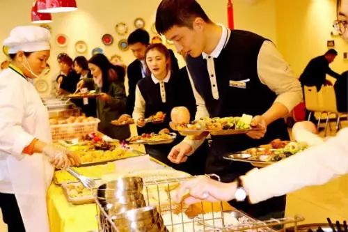 想要員工為餐廳賣命 就得給他們賞三個(gè)機(jī)會(huì)！