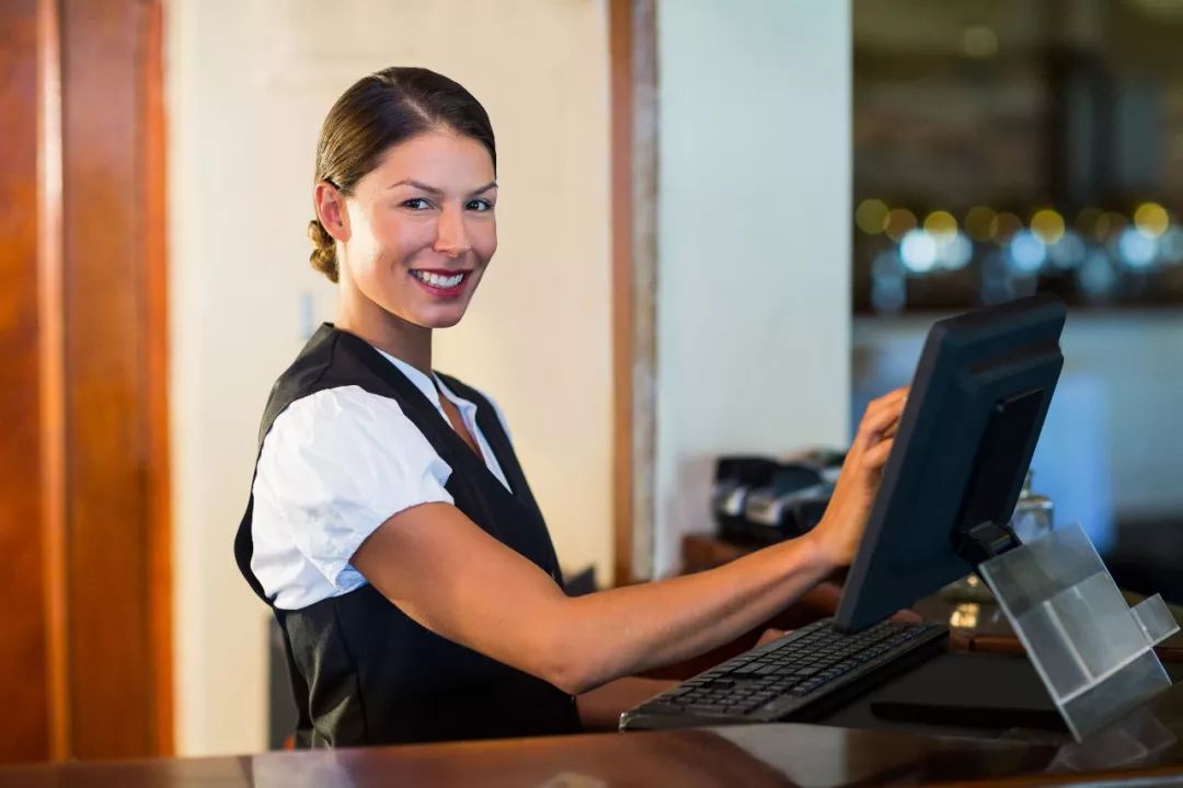 一名真正稱職的餐廳服務(wù)員應(yīng)該是這樣的 一名真正稱職的餐廳服務(wù)員應(yīng)該是這樣的