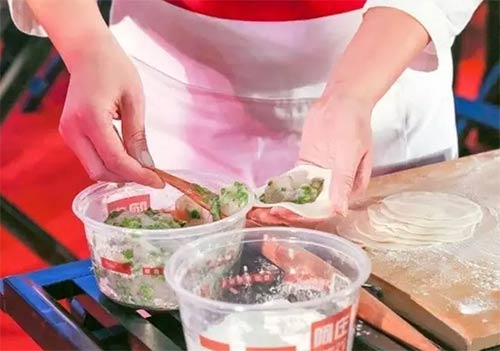 那些春節(jié)不打烊的餐廳 老板親自當(dāng)跑堂 那些春節(jié)不打烊的餐廳 老板親自當(dāng)跑堂