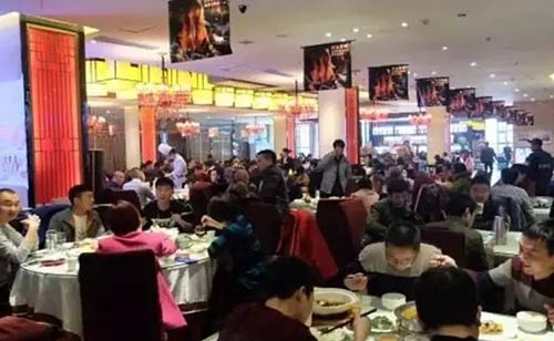 那些春節(jié)不打烊的餐廳 老板親自當(dāng)跑堂 那些春節(jié)不打烊的餐廳 老板親自當(dāng)跑堂