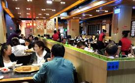 門店數(shù)量急劇縮減，“地攤火鍋”過時了？