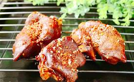 烤豬蹄，一種新的特色燒烤菜肴