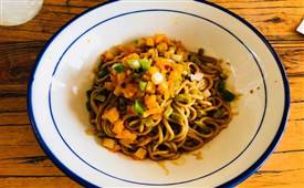 軍運(yùn)會(huì)餐飲中武漢美食不少，熱干面更受中國(guó)代表團(tuán)歡迎