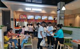 創(chuàng)業(yè)進(jìn)行時(shí)，快樂(lè)星漢堡全程幫扶省心開(kāi)店